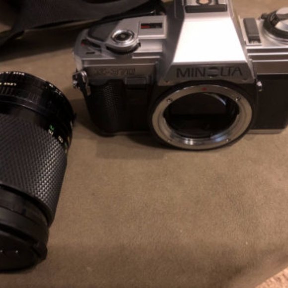 Minolta X-370 (35mm) SLR Film Camera w/ Case & 5-Lens Filters - Picture 7 of 8